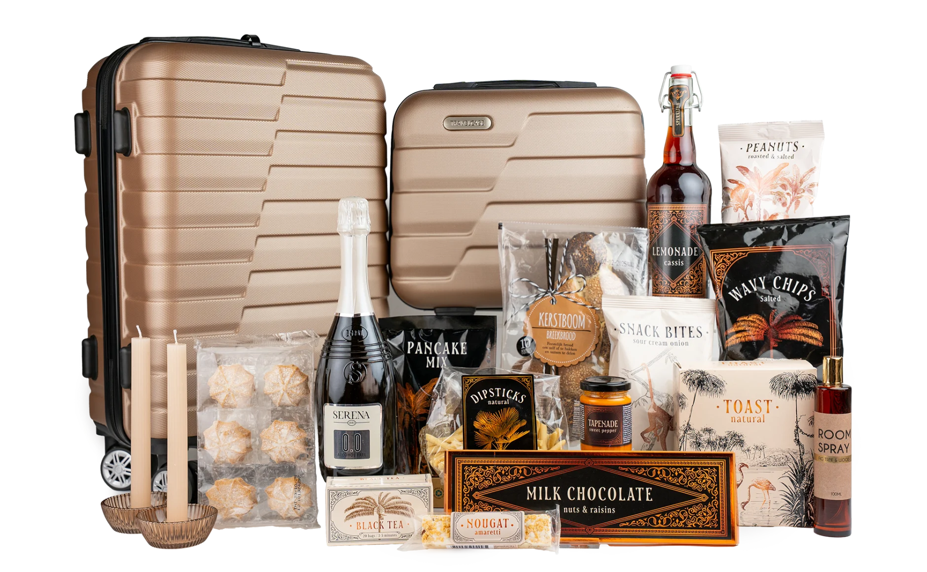 Reisthema geschenkpakket met koffers, snacks, drank, chocolade en kaarsen.