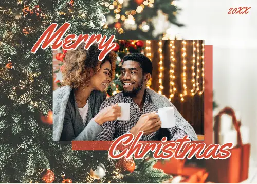 Lachend koppel met mokken, kerstboom, lichtjes, Merry Christmas tekst