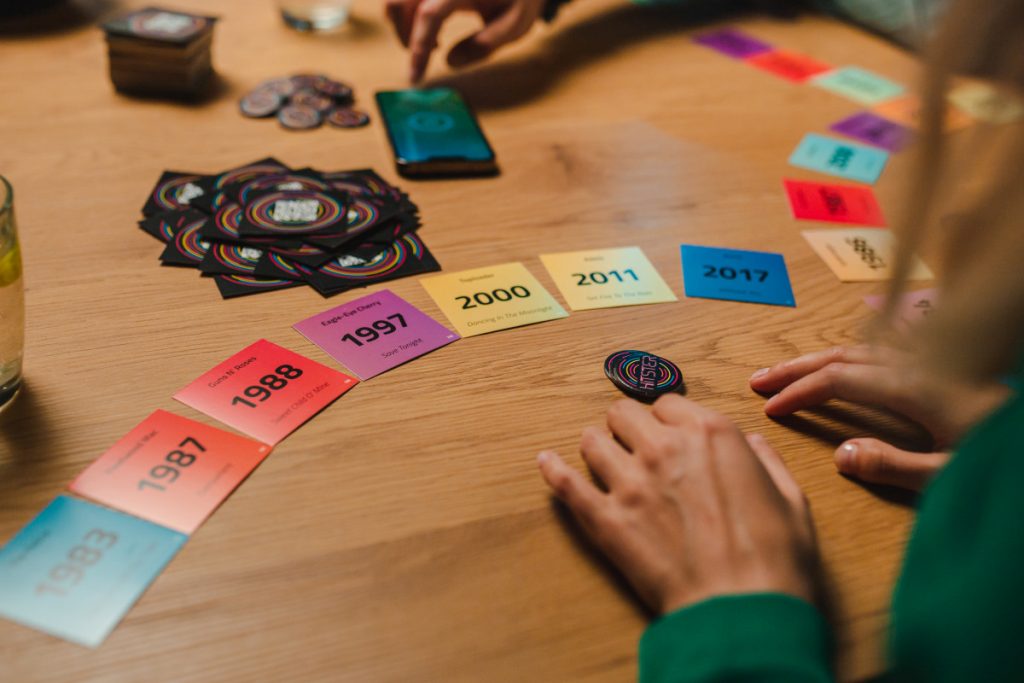 Close-up van Hitster partyspel met kaarten en QR-code tijdens een gezellig spelmoment.