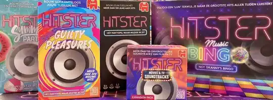 Overzicht van Hitster kerstpakket met spel, snacks en feestelijke verpakking op houten tafel.