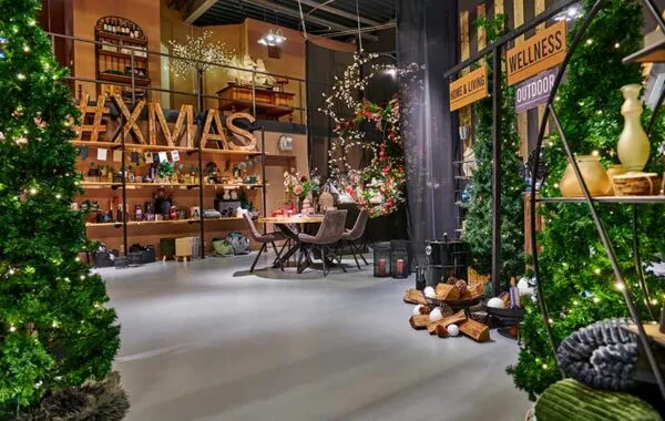 Ruime kerstversierde winkel, XMAS-bord, bomen, Home & Living, Wellness.